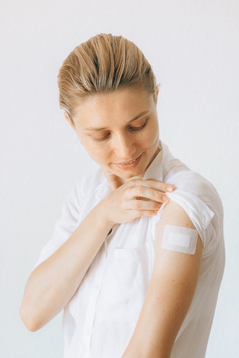 一名妇女展示她的百日咳疫苗绷带