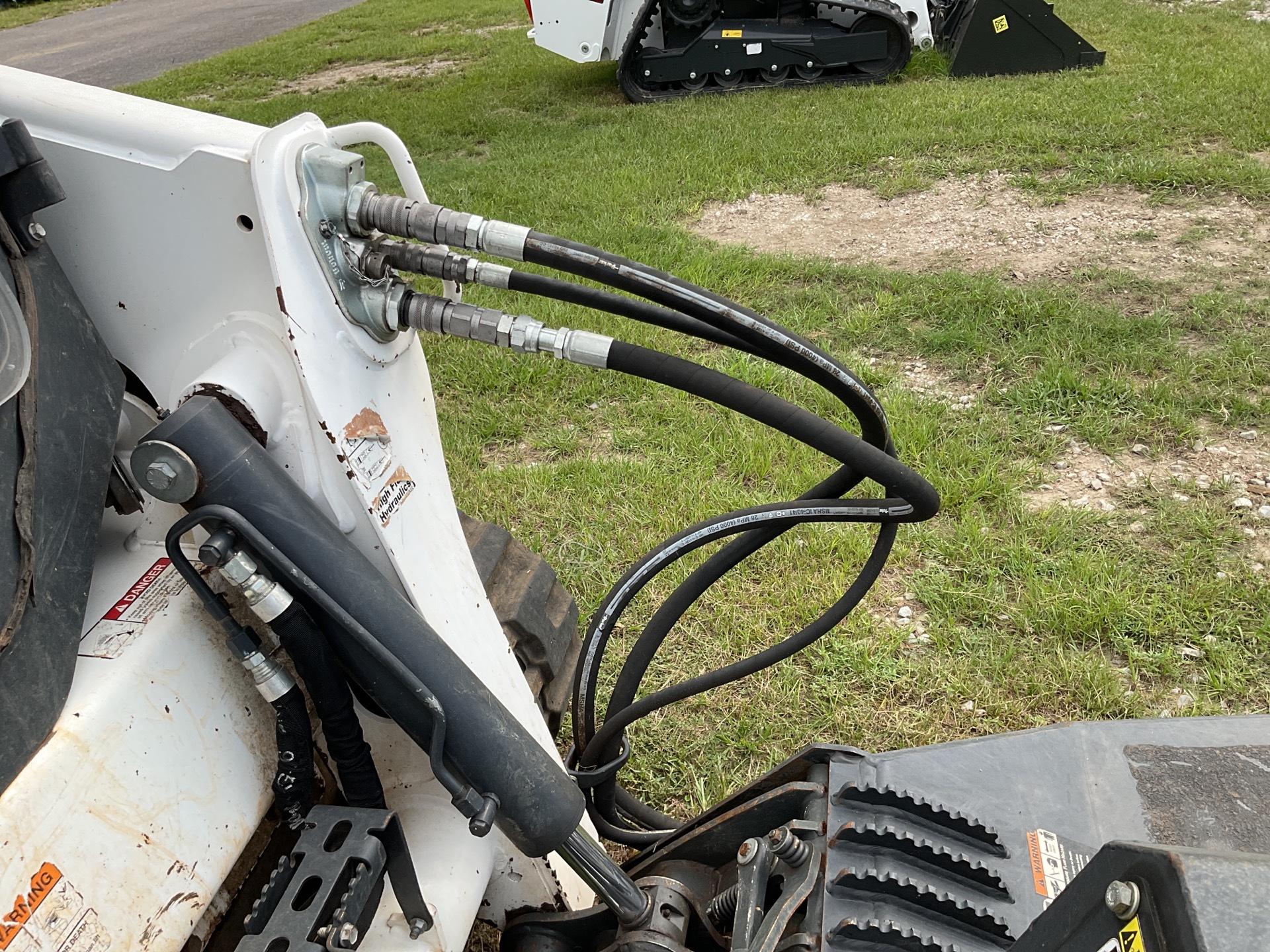 Bobcat T770 vs. CAT 297D