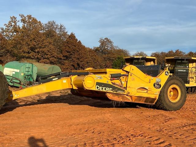 Efficient Topsoil Stripping with Deere Pull Pans